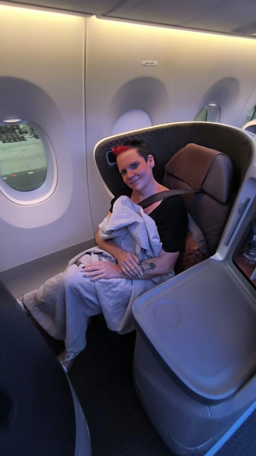 Britt im Business-Class-Sitz während eines Prämienflugs