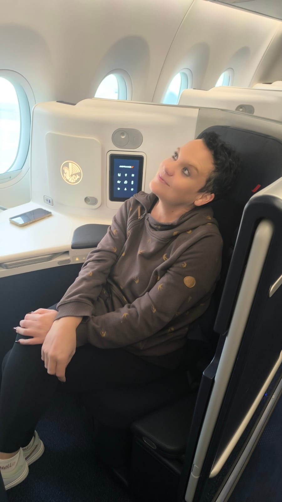 Britt im Air-France-Business-Class-Sitz mit Blick auf die Kabinenfenster